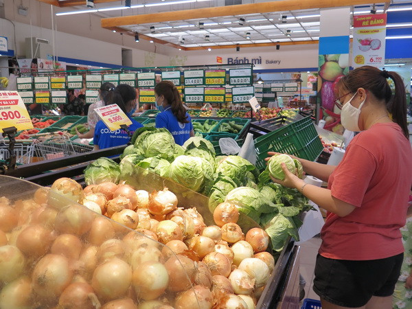 Người dân mua sắm tại siêu thị. (Ảnh: Phan Sáu/TTXVN) Trà Vinh đảm bảo nguồn cung hàng thiết yếu cho người dân ảnh 1