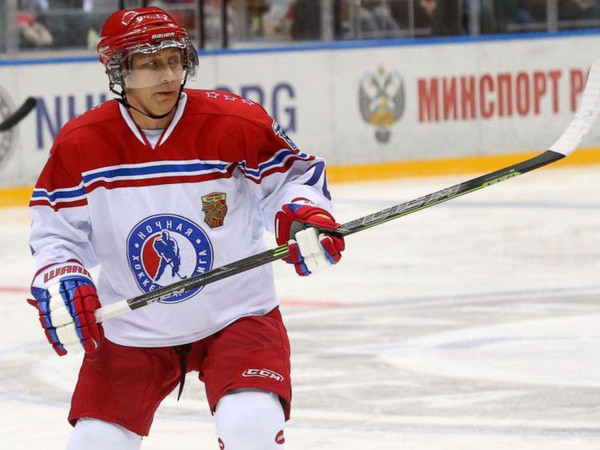Ông Putin chơi hockey với cựu vận động viên NHL, ghi 8 bàn ảnh 1