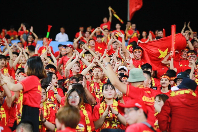 Hình ảnh ấn tượng của cổ động viên Việt Nam ở trận gặp Malaysia ảnh 4