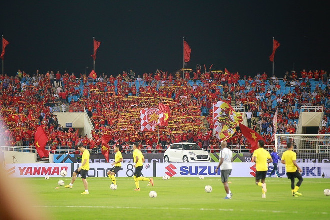 Hình ảnh ấn tượng của cổ động viên Việt Nam ở trận gặp Malaysia ảnh 2