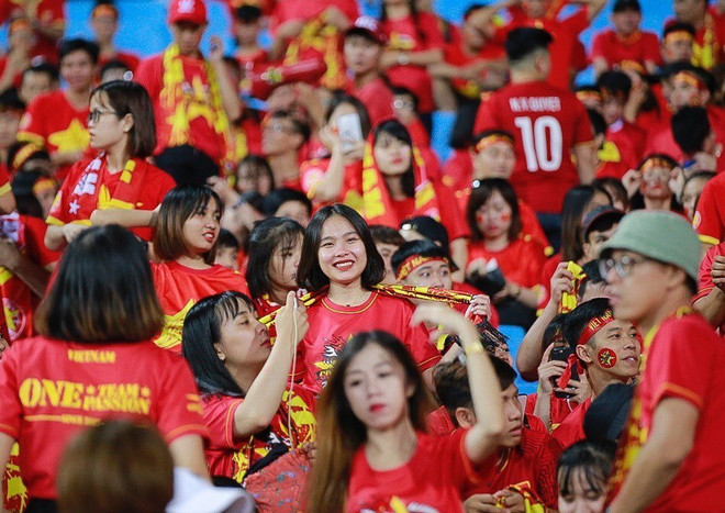 Hình ảnh ấn tượng của cổ động viên Việt Nam ở trận gặp Malaysia ảnh 1