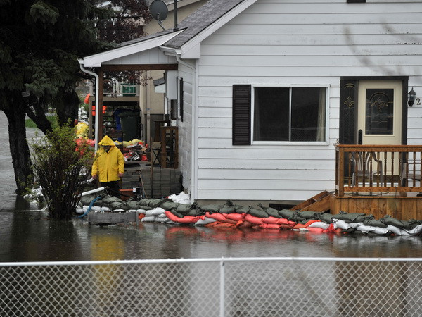 Ba con đê vỡ liên tiếp, thành phố Montreal ban bố tình trạng khẩn cấp ảnh 1
