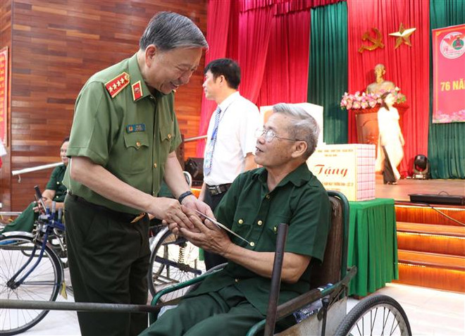 Bộ trưởng Bộ Công an thăm Trung tâm điều dưỡng thương binh Thuận Thành ảnh 2