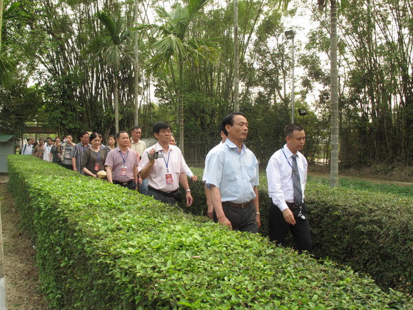 Du khách thăm Khu di tích Kim Liên, huyện Nam Đàn. (Ảnh: Nguyễn Văn Nhật/TTXVN) Triển lãm ảnh về đề tài Đảng trên quê hương Bác Hồ ảnh 1