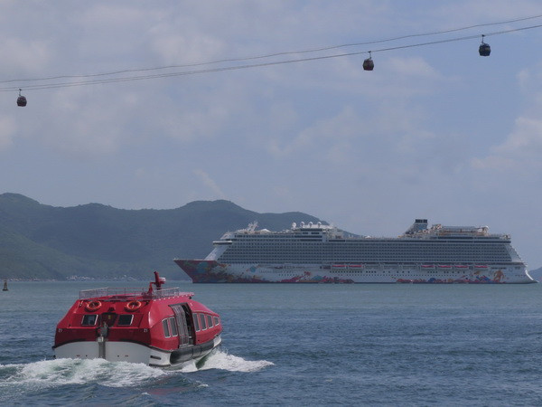 Du thuyền Genting Dream đậu trong vịnh Nha Trang. (Ảnh: Tiên Minh/TTXVN) Du thuyền Genting Dream đưa 2.300 du khách cập cảng Tiên Sa ảnh 1