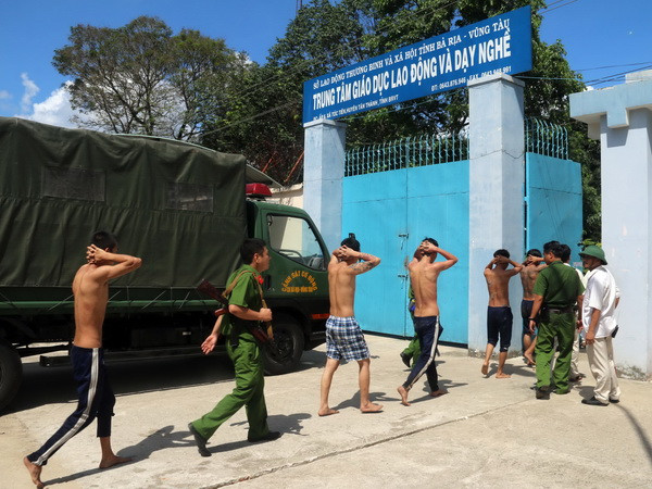 Lực lược chức năng đã tìm được một số học viên bỏ trốn đưa về trại tập trung. (Ảnh: Đoàn Mạnh Dương/TTXVN) Vụ trốn trại tại Bà Rịa-Vũng Tàu: Bắt tạm giam 2 học viên cầm đầu ảnh 1