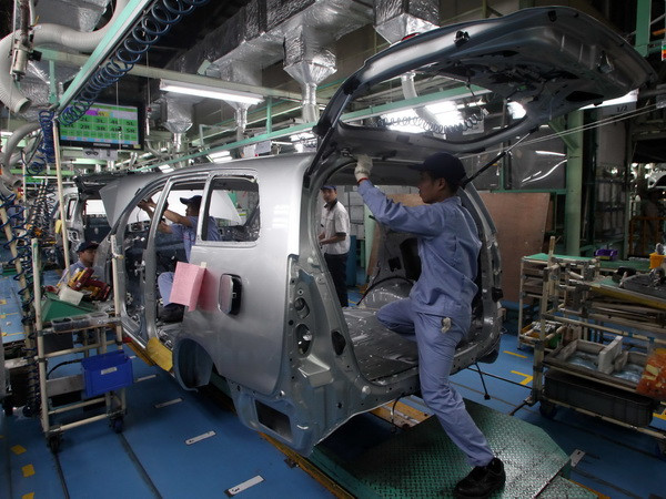 Lắp ráp ôtô tại nhà máy ôtô Toyota Phúc Yên. (Ảnh: Trần Việt/TTXVN) Phát triển công nghiệp ôtô trở thành ngành kinh tế chủ lực ảnh 1