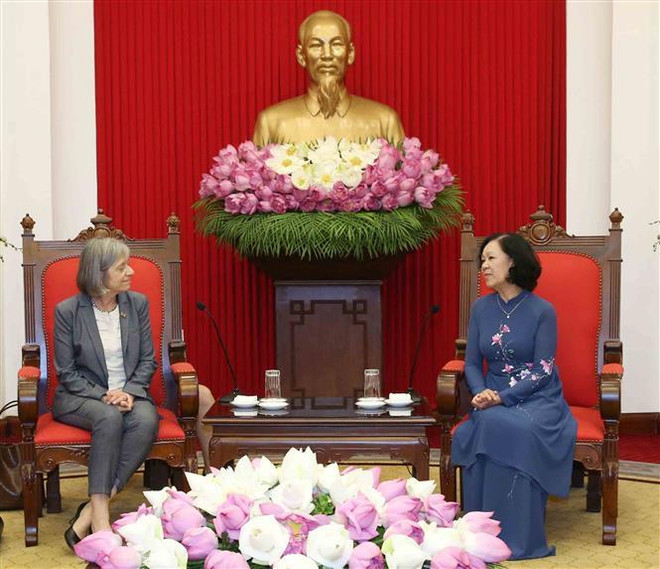 Trưởng Ban Dân vận Trung ương Trương Thị Mai tiếp bà Deborah Greenfield, Phó Tổng Giám đốc ILO. (Ảnh: Phương Hoa/TTXVN) Việt Nam cam kết luôn đồng hành cùng Tổ chức lao động quốc tế ảnh 1