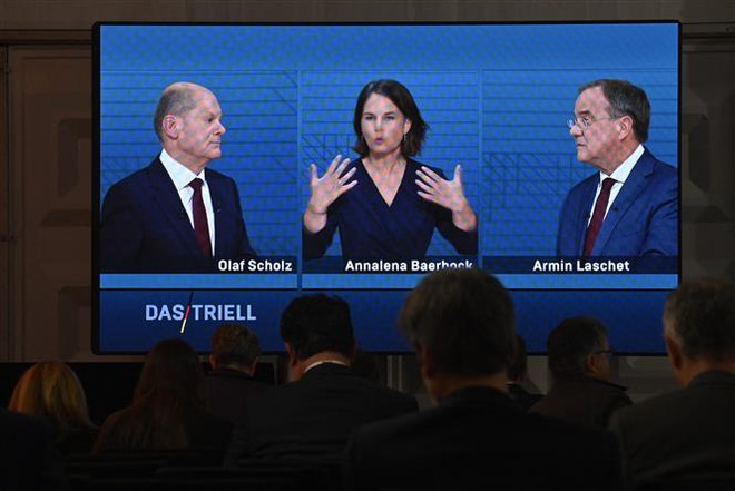 (Từ trái sang) Các ứng cử viên Thủ tướng Đức: ông Olaf Scholz, bà Annalena Baerbock và ông Armin Laschet trong cuộc tranh luận trực tiếp lần thứ 2 trên truyền hình ở thủ đô Berlin, tối 12/9. (Ảnh: AFP/TTXVN) Bầu cử quốc hội Liên bang Đức: Cuộc bầu cử khó đoán định ảnh 2