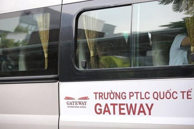 Xe đưa đón học sinh của trường Gateway (Ảnh: Minh Sơn/Vietnam+) Vụ bé trai trường Gateway tử vong: Giám định gene trên áo nạn nhân ảnh 1