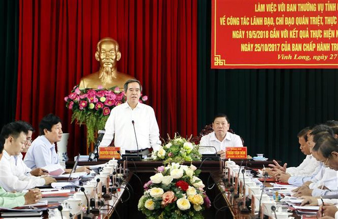 Trưởng Ban Kinh tế Trung ương Nguyễn Văn Bình phát biểu tại buổi làm việc với với Ban Thường vụ Tỉnh ủy Vĩnh Long. (Ảnh: Phạm Minh Tuấn/TTXVN) Đoàn kiểm tra của Bộ Chính trị làm việc tại tỉnh Vĩnh Long ảnh 1