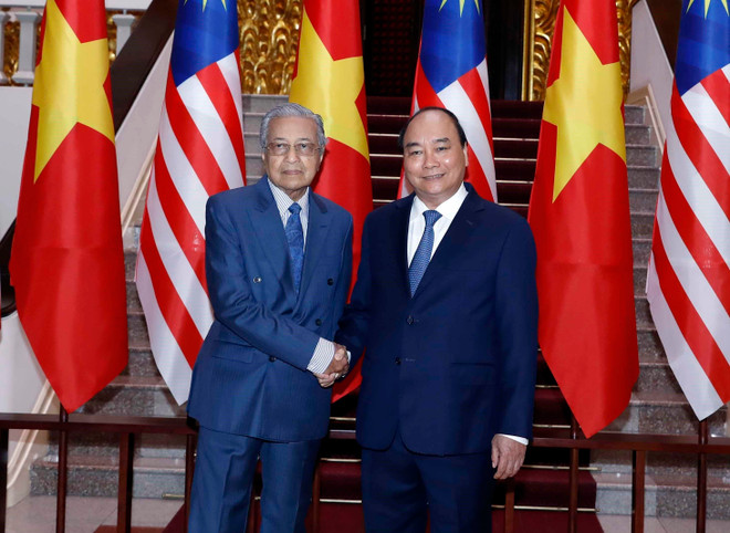 Thủ tướng Nguyễn Xuân Phúc và Thủ tướng Malaysia Mahathir Mohamad tại Trụ sở Chính phủ. (Ảnh: Thống Nhất/TTXVN) Thủ tướng Nguyễn Xuân Phúc đón, hội đàm với Thủ tướng Malaysia ảnh 1