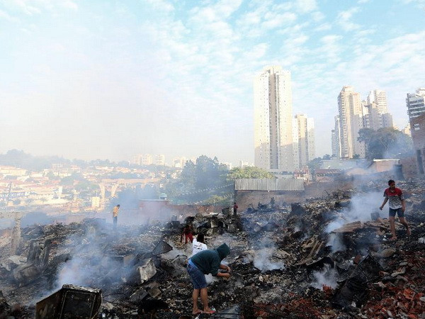 Hỏa hoạn lớn thiêu rụi gần như toàn bộ khu ổ chuột ở Sao Paulo ảnh 1