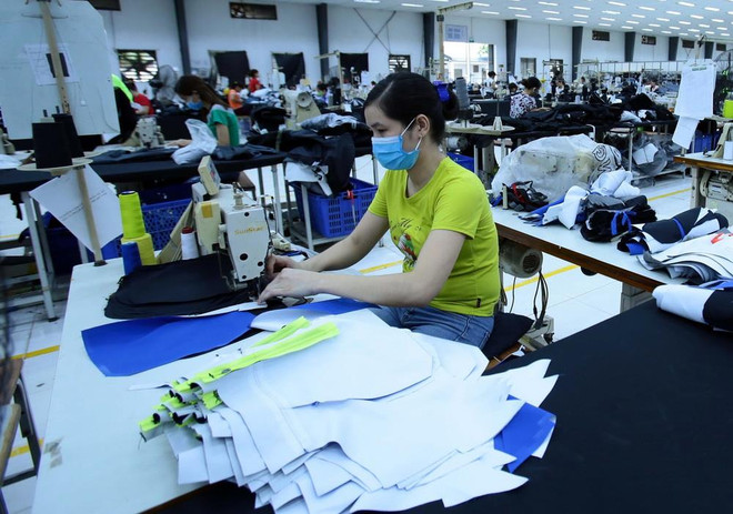 Sản xuất các mặt hàng may mặc xuất khẩu. (Ảnh: Phạm Kiên/TTXVN) Mỹ tăng thuế với hàng Trung Quốc: DN cảnh giác với hàng “né” xuất xứ ảnh 2