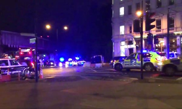 Anh: Xe tải lao vào người đi bộ tại London, 20 người bị thương ảnh 1