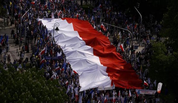 Ba Lan: Biểu tình đông kỷ lục phản đối chính phủ bảo thủ ảnh 1