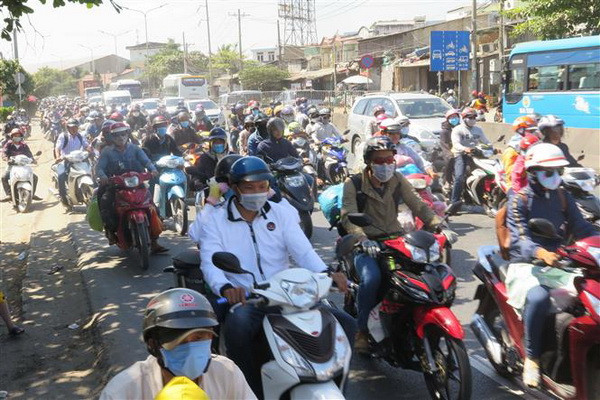 Người dân bắt đầu đổ về Thành phố Hồ Chí Minh sau kỳ nghỉ Tết ảnh 1