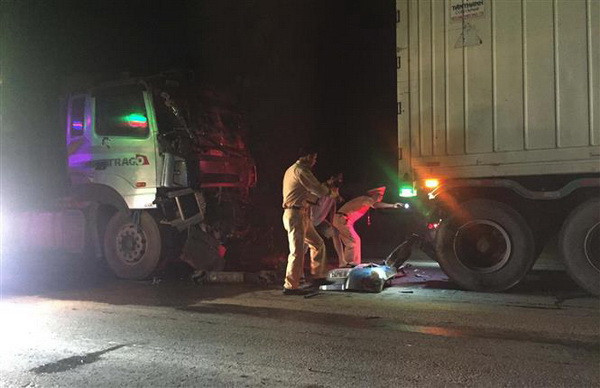 Quảng Trị: Xe đầu kéo va chạm xe máy khiến 3 người thương vong ảnh 1