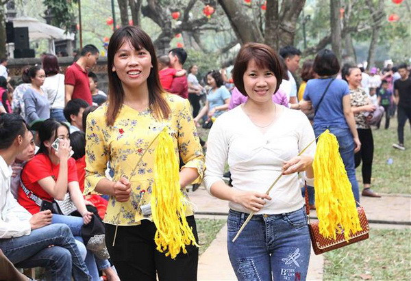 Tán lộc hoa tre hội Gióng đền Sóc Sơn cho người dân trong trật tự ảnh 2