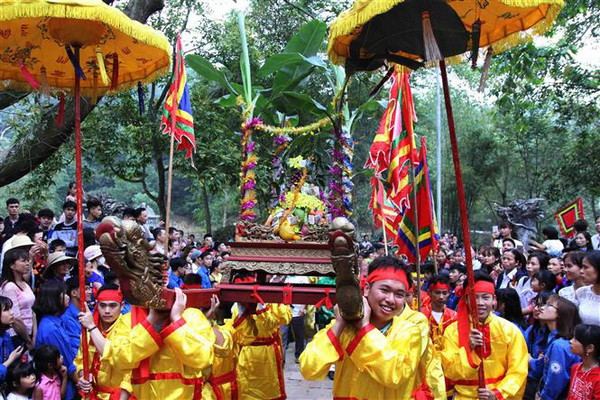 Tán lộc hoa tre hội Gióng đền Sóc Sơn cho người dân trong trật tự ảnh 1