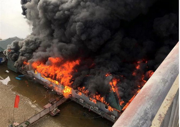 Lửa thiêu rụi nhà hàng nổi trên sông Lô tại Tuyên Quang ảnh 1