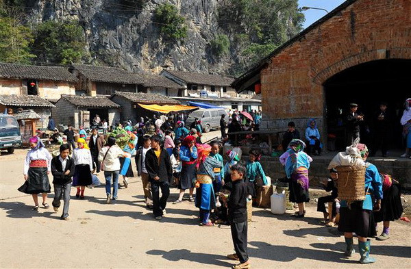 Hàng nghìn du khách đến Cao nguyên đá Đồng Văn dịp Tết Nguyên đán ảnh 1