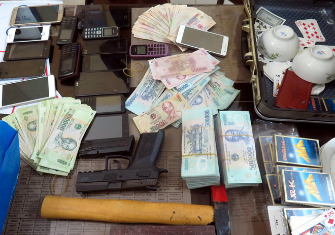 Phá ổ bạc lớn, thu một khẩu súng ngắn và trên 430 triệu đồng ảnh 1