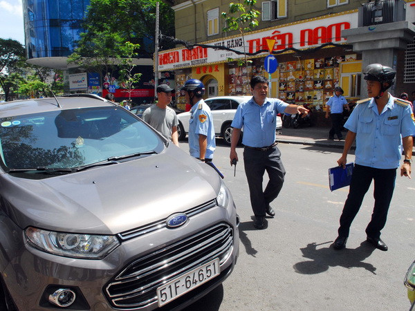 Bộ Công an tăng cường chấn chỉnh, xử lý lấn chiếm vỉa hè, lòng đường ảnh 1
