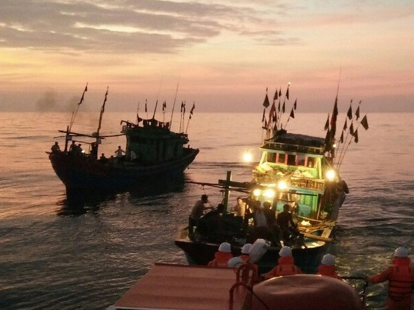 Cứu hộ thành công 2 tàu cá cùng gần 20 ngư dân gặp nạn trên biển ảnh 1