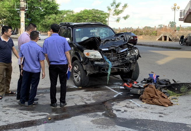 Các phương tiện bị hư hỏng nặng sau vụ va chạm mạnh. (Ảnh: Văn Đạt/TTXVN) Nam Định: Va chạm giữa ôtô và xe máy, hai người tử vong ảnh 1