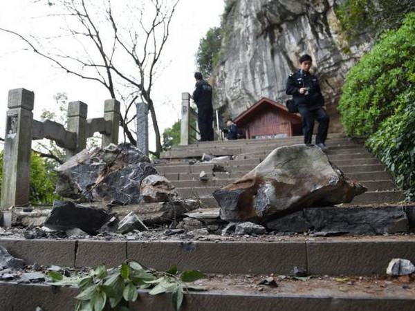 Lở đá tại khu thắng cảnh ở Trung Quốc làm 7 du khách tử vong ảnh 1