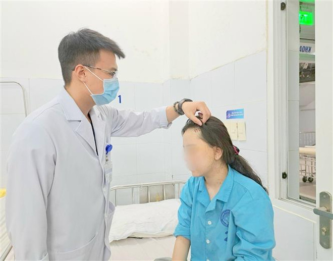 Phẫu thuật cắt bỏ khối tổn thương gây ra động kinh cho nữ bệnh nhân ảnh 1