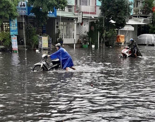 TP.HCM: Mưa lớn kéo dài, nhiều tuyến đường chìm trong biển nước ảnh 1