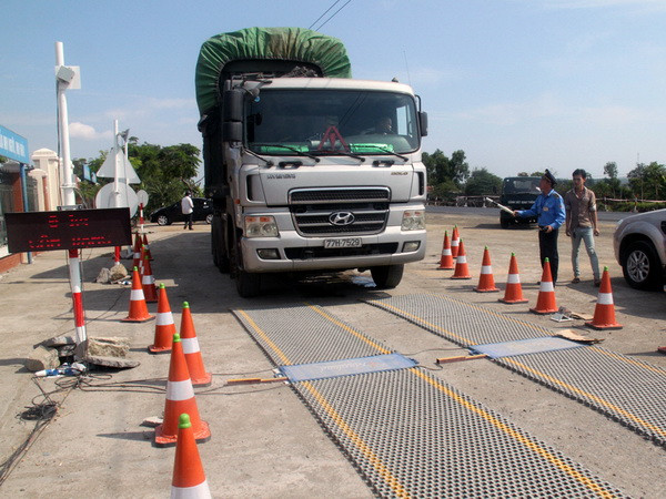 Kiểm tra trọng tải xe. (Ảnh minh họa: Thế Lập/TTXVN) Lâm Đồng: Tước giấy phép lái xe 330 trường hợp chở quá tải ảnh 1