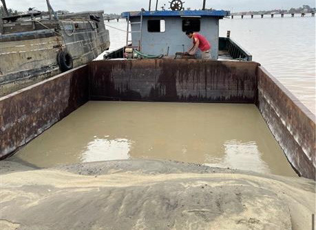 Bị phát hiện, 2 ghe tải hút cát trái phép tháo chạy nhưng không thành ảnh 1