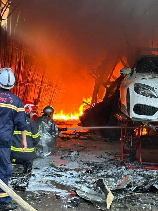 Hỏa hoạn tại gara ôtô ở Hà Nội, làm hư hỏng nhiều xe hạng sang ảnh 7