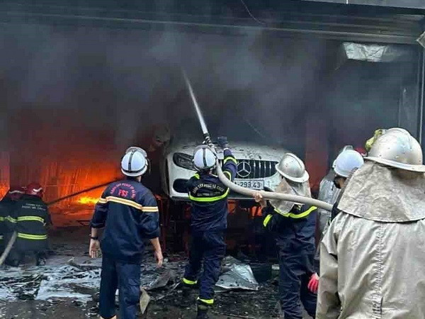 Hỏa hoạn tại gara ôtô ở Hà Nội, làm hư hỏng nhiều xe hạng sang ảnh 5