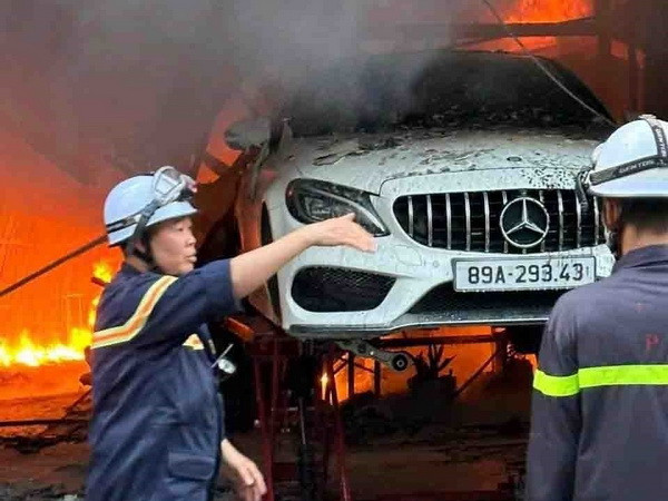 Hỏa hoạn tại gara ôtô ở Hà Nội, làm hư hỏng nhiều xe hạng sang ảnh 3