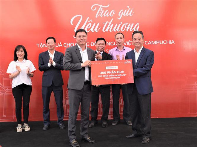 Tặng 300 phần quà cho người gốc Việt có hoàn cảnh khó khăn ở Campuchia ảnh 2
