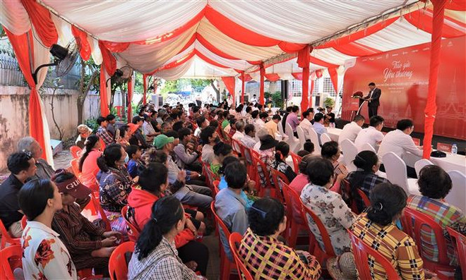 Tặng 300 phần quà cho người gốc Việt có hoàn cảnh khó khăn ở Campuchia ảnh 3