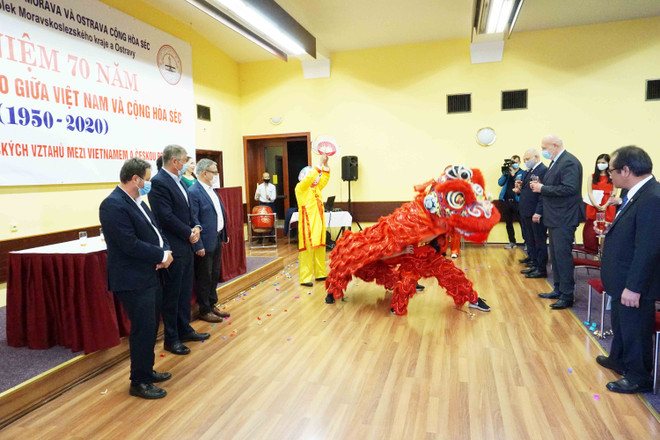 Tăng cường gắn kết người Việt với xã hội tại Cộng hòa Séc ảnh 2