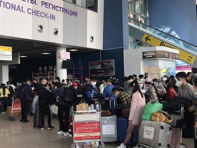 Công dân Việt Nam tập trung tại sân bay Vladivostok, Nga, chuẩn bị lên đường về nước. (Ảnh: TTXVN phát) Đưa hơn 270 công dân Việt Nam từ Liên bang Nga về nước ảnh 1