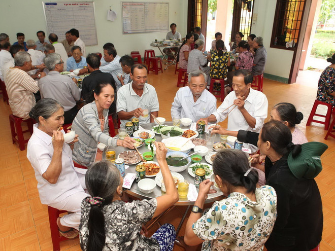 Tặng xe cứu thương Trung tâm điều dưỡng người có công Quảng Ngãi ảnh 1
