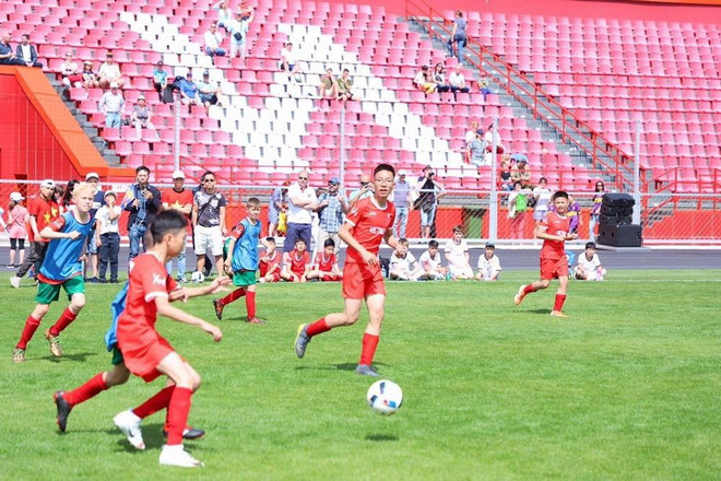 Đội bóng đá thiếu niên Việt Nam tranh tài ở World Flags Junior Cup ảnh 2