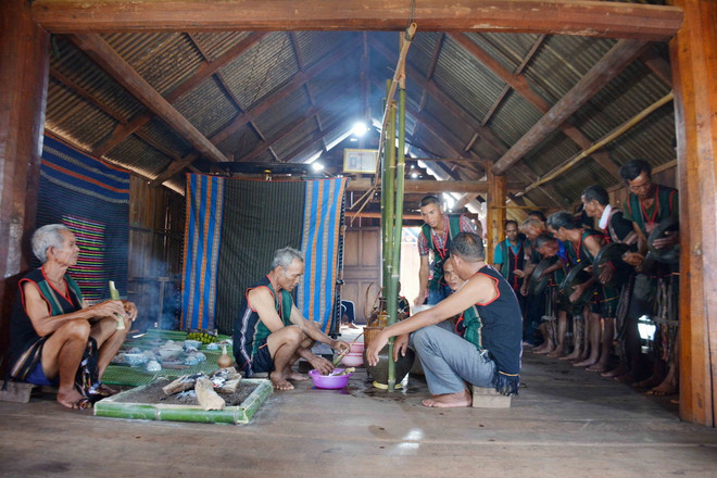 Không gian Lễ mừng thọ của người M’nông được phục dựng tại buôn Đung, xã Đắk Phơi, huyện Lắk, tỉnh Đắk Lắk. (Ảnh: Hoài Thu/TTXVN) ttxvn_phuc_dung_le_mung_tho_cua_nguoi_m’nong 1.jpg