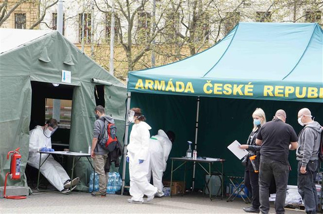 Phản ứng chậm trễ với COVID-19 dẫn tới hậu quả kinh tế của châu Âu ảnh 2