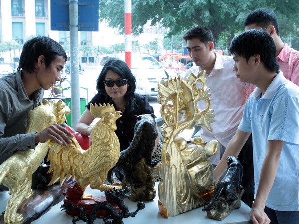 Đôi bàn tay tài hoa của nghệ nhân dát vàng quỳ làng Kiêu Kỵ ảnh 1