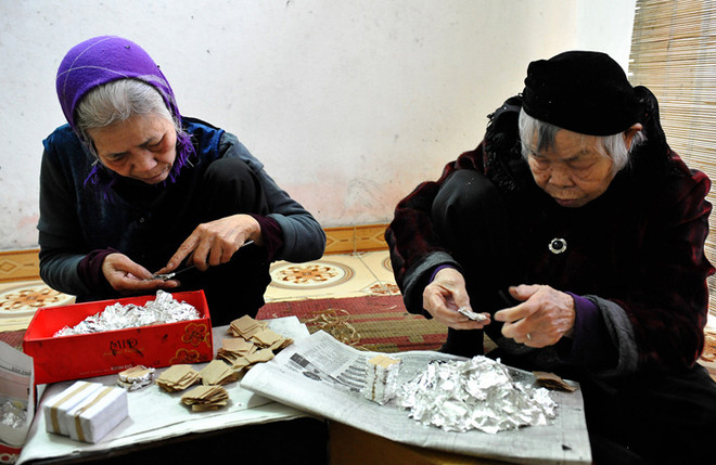 Người dân làng Kiêu Kỵ ấm no nhờ nghề cổ truyền dát vàng quỳ ảnh 1