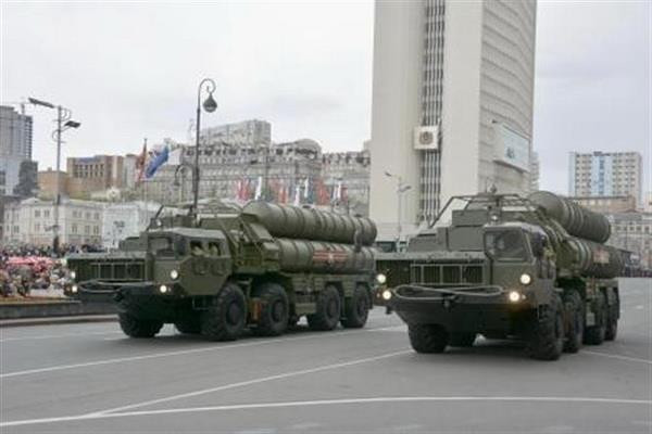 Hệ thống tên lửa phòng không S-400 tại lễ diễu binh nhân kỉ niệm Ngày Chiến thắng ở Moskva, Nga. (Nguồn: Kyodo/TTXVN) Thổ Nhĩ Kỳ chỉ trích ''tối hậu thư'' của Mỹ về thương vụ S-400 ảnh 1