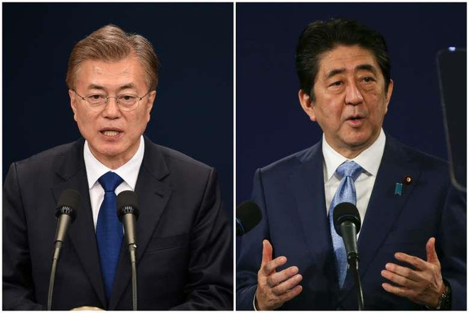 Thủ tướng Nhật Bản Shinzo Abe (phải) và Tổng thống Hàn Quốc Moon Jae-in. (Nguồn: Reuters/AFP) Thủ tướng Nhật Bản quyết định không hội đàm với Tổng thống Hàn Quốc ảnh 1